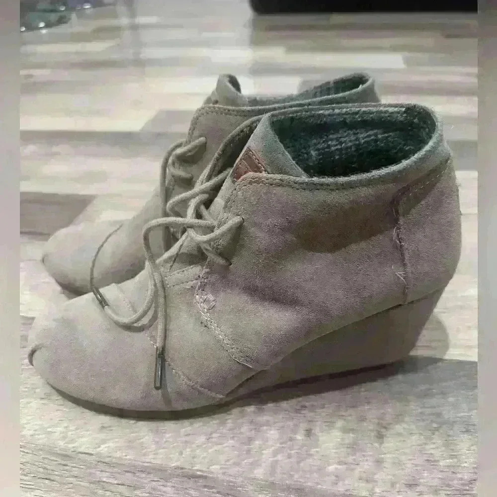 Toms suede ankle boots or booties size 8 tan taupe